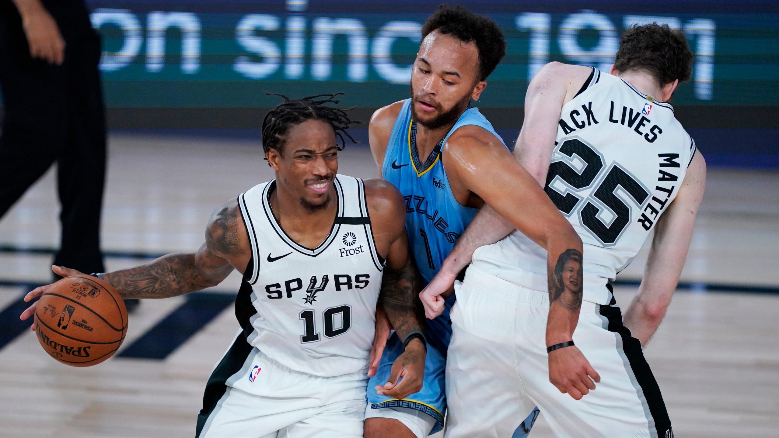 Dos tiros libres de DeRozan sentencian la victoria Spurs ante los Grizzlies (108-106)