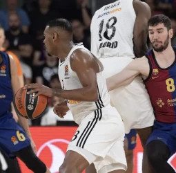 El Real Madrid sabe sufrir y se lleva la victoria del Palau (90-97)