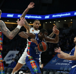 El Anadolu Efes supera al Panathinaikos y se acerca a los playoffs (85-65)
