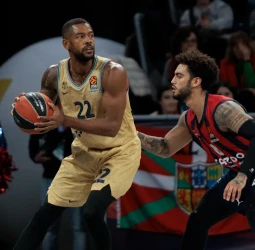 El Barcelona se engancha al liderato en Vitoria, 78-85