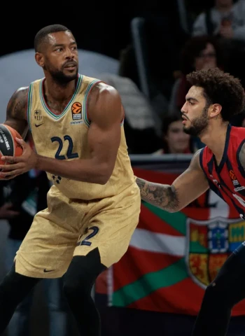 El Barcelona se engancha al liderato en Vitoria, 78-85
