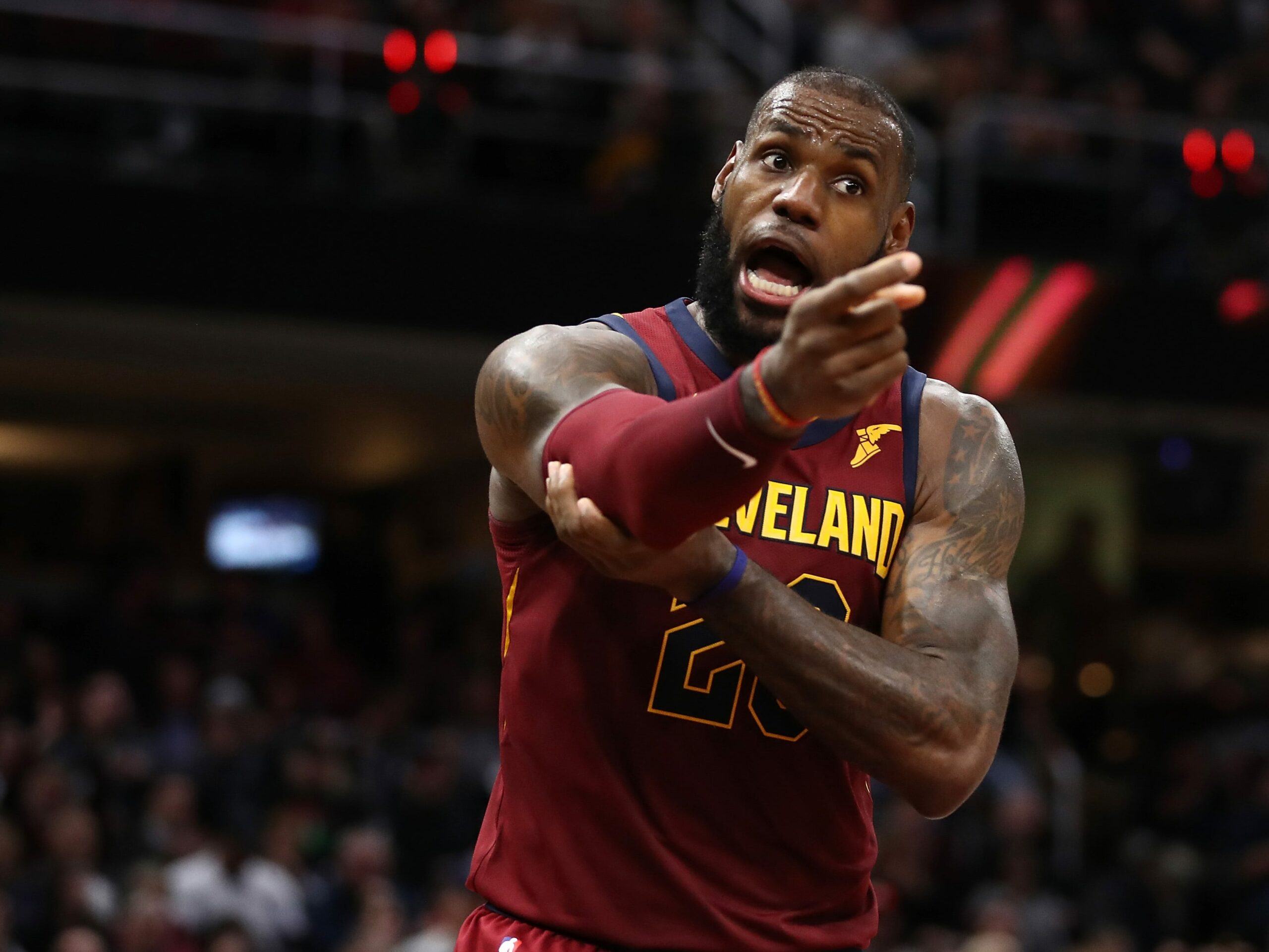 LeBron James se pone a la altura de Michael Jordan