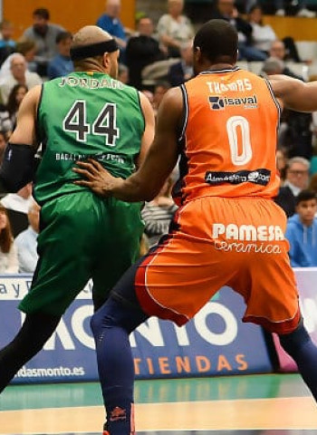 Nueva victoria del Joventut ante un rival de la talla de Valencia Basket. Conger, la estrella del partido (77- 75)