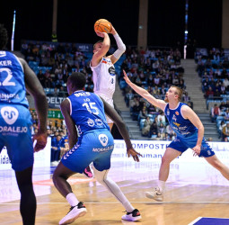 Barcello lidera en su debut a la superplantilla de este renovado Monbus Obradoiro (93-59)