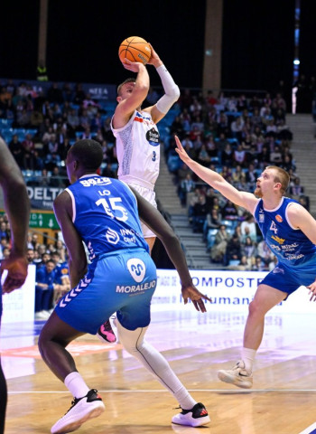 Barcello lidera en su debut a la superplantilla de este renovado Monbus Obradoiro (93-59)