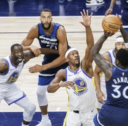 Los Timberwolves aplastan a los Warriors sin Curry y empatan la serie, 93-117 [1-1]