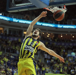 Kalinic, cerca del Maccabi, y Ennis, el siguiente en la lista de refuerzos