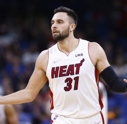 Los Phoenix Suns se interesan en Max Strus