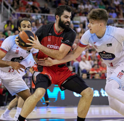 El Coviran Granada sigue de dulce y se impone al Monbus Obradoiro (93-89)