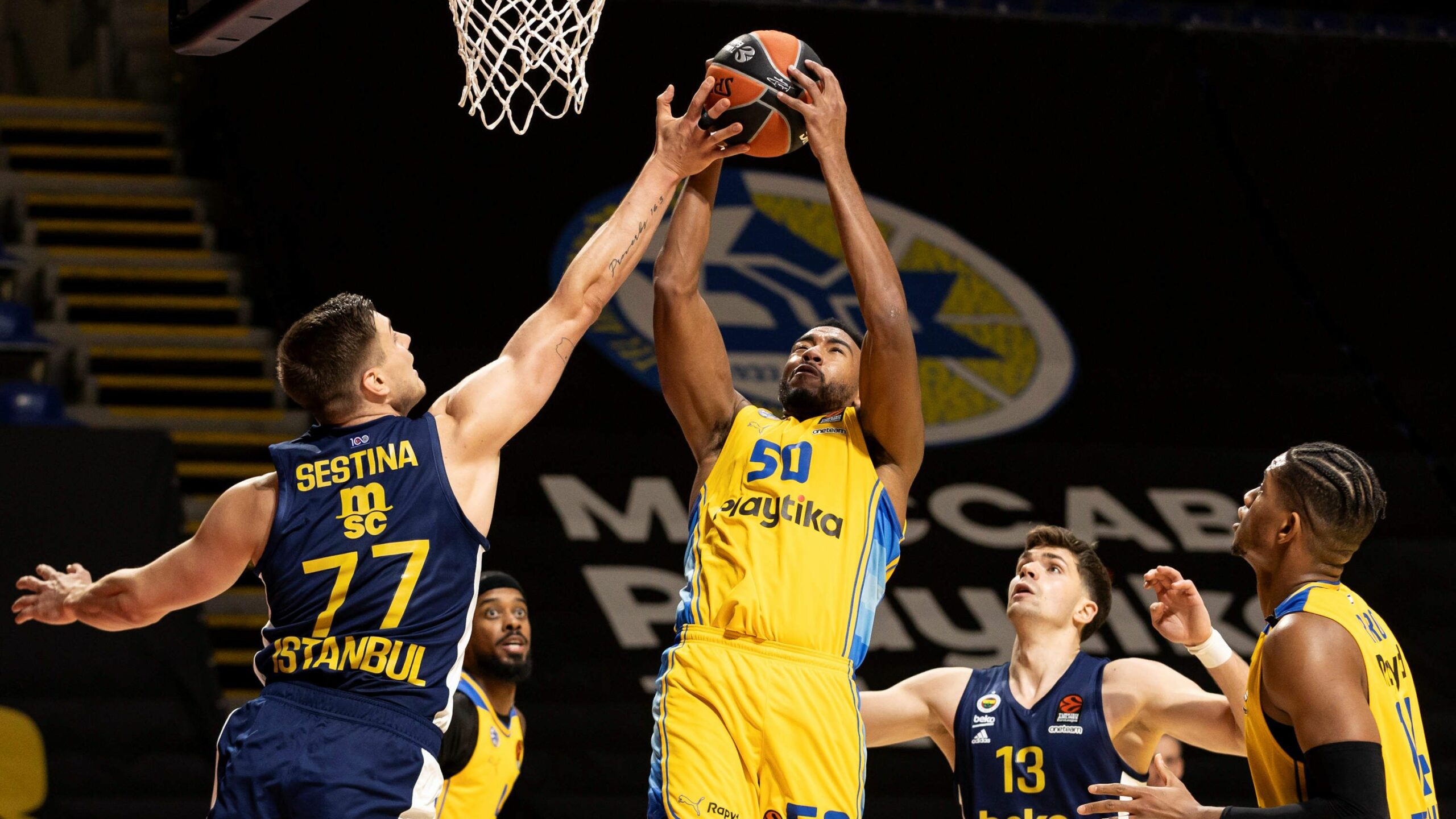 Maccabi luchó desde atrás para vencer a Fenerbahce, 78-73