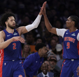 Los Pistons evitan la eliminación asaltando el MSG, 106-103 [3-2]