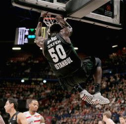 El Darussafaka se hunde ante el Armani Milán en el último cuarto (90-78)