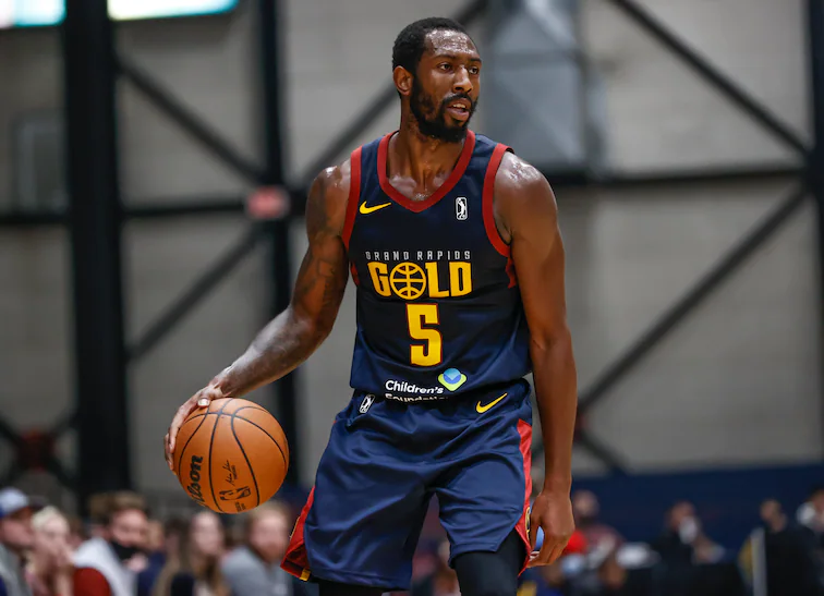 Denver Nuggets ficha a Davon Reed