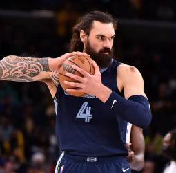 Memphis Grizzlies extiende el contrato de Steven Adams