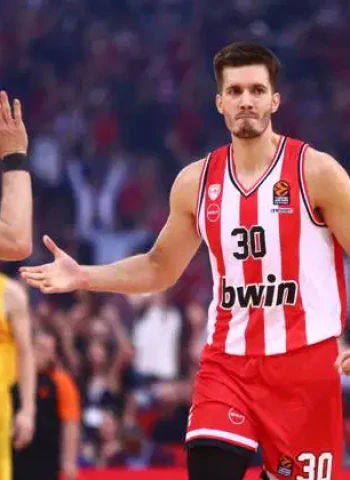 Olympiacos renovará y cederá a Petrusev al Estrella Roja