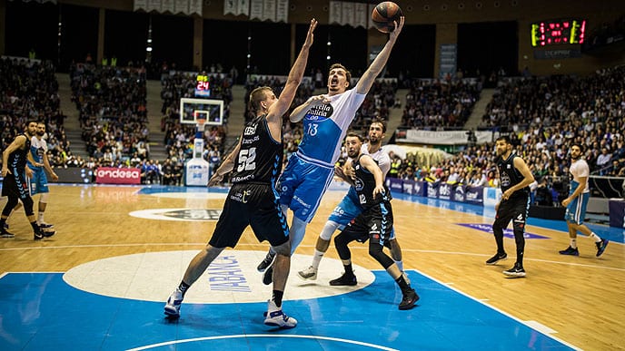 El Monbus Obradoiro se lleva un pasional derbi gallego (75-73)