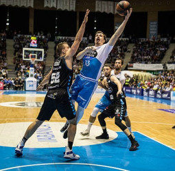 El Monbus Obradoiro se lleva un pasional derbi gallego (75-73)