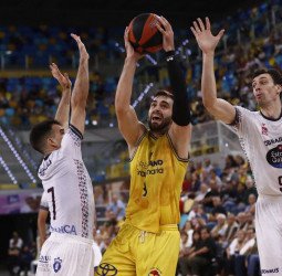 Trabajada victoria del Dreamland Gran Canaria en casa ante el Monbus Obradoiro (87-80)