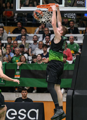 Joventut, primer clasificado a la semis, con Guy como héroe (83-76)
