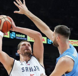 Jokic brilla con 23+19 en el triunfo de Serbia ante Grecia en Chipre