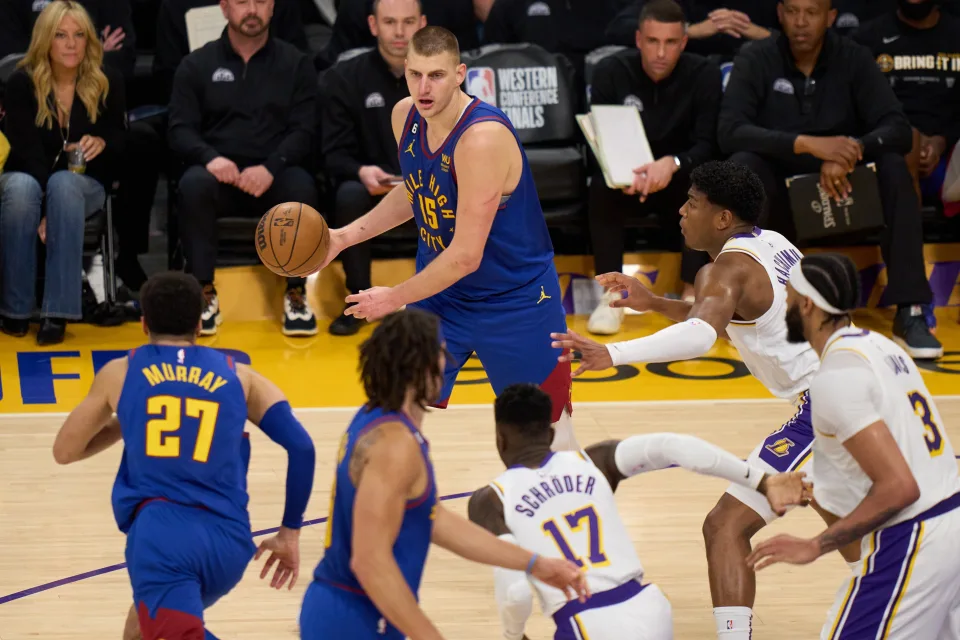 Los Nuggets colocan a los Lakers al borde del abismo (108-119) [3-0]
