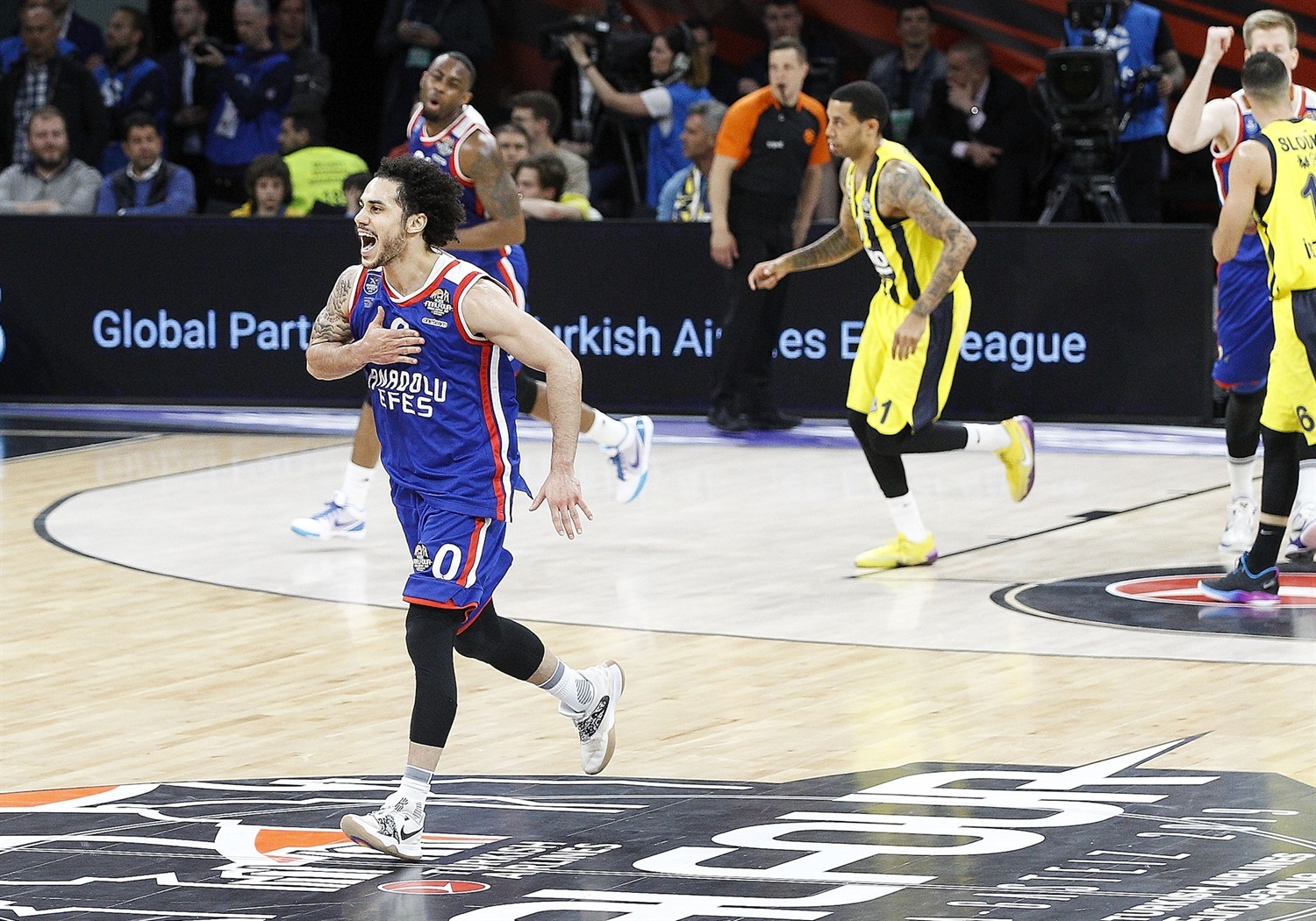Shane Larkin renueva con el Anadolu Efes