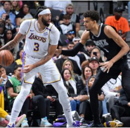 Los Lakers comienzan la defensa de su título, 120-115