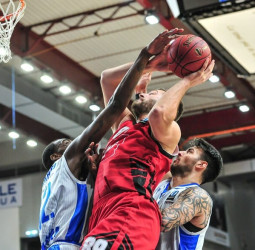 El CAI Zaragoza rozó el triunfo en Sassari (75-72) pero salvó el average