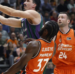 Montero sostiene al Valencia y De Larrea ciega al Unicaja (84-75)
