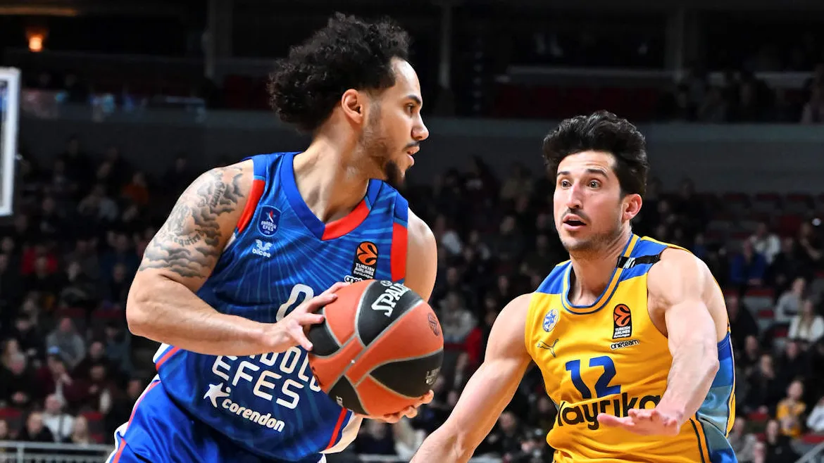 Larkin lidera a Efes más allá del Maccabi, 105-91