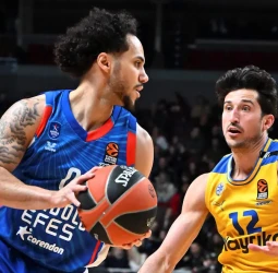 Larkin lidera a Efes más allá del Maccabi, 105-91