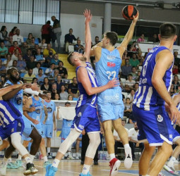 El Río Breogán vuelve a ganar con solvencia al Oporto (70-43)