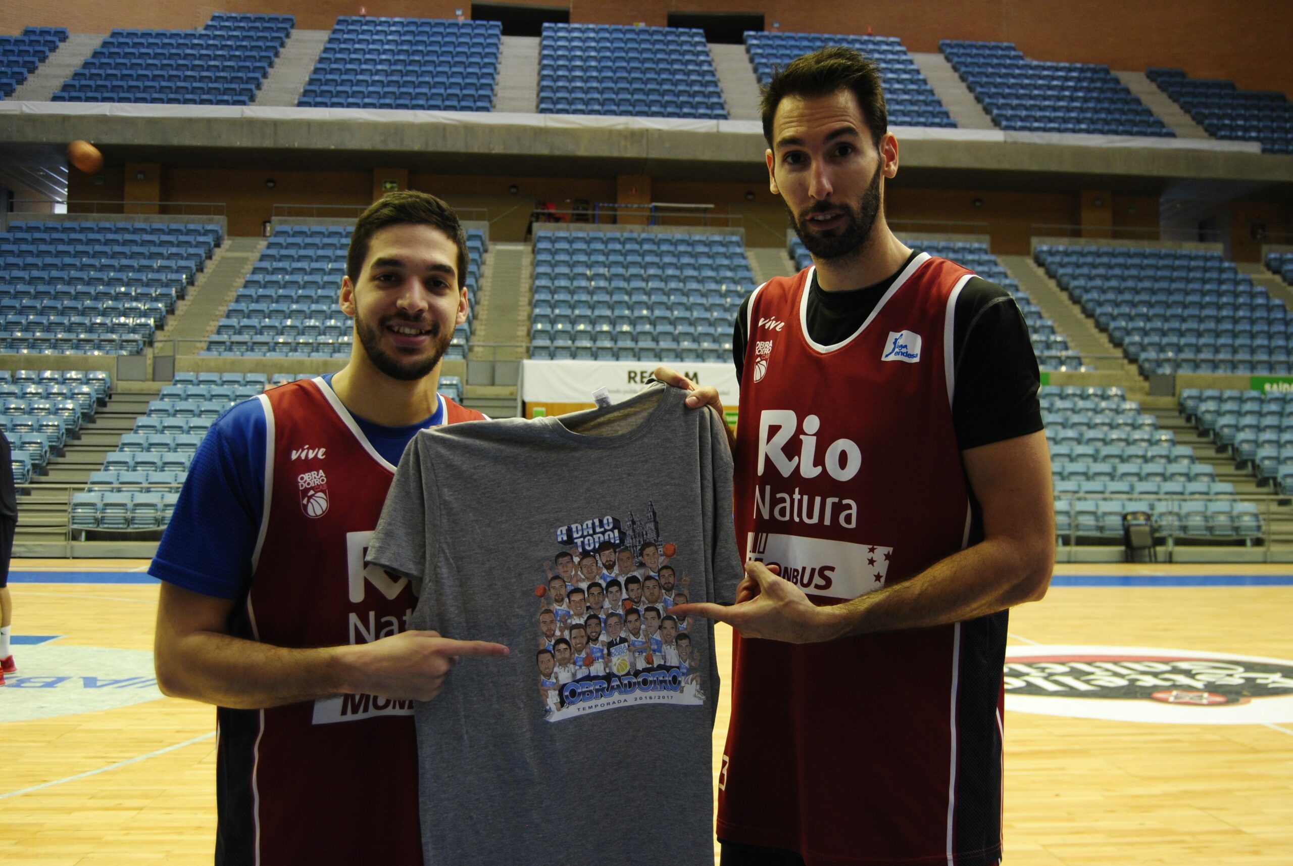 A la venta la nueva camiseta con las caricaturas de la plantilla del Rio Natura Monbus Obradoiro