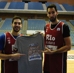 A la venta la nueva camiseta con las caricaturas de la plantilla del Rio Natura Monbus Obradoiro