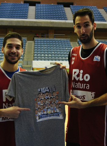 A la venta la nueva camiseta con las caricaturas de la plantilla del Rio Natura Monbus Obradoiro