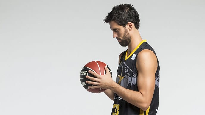 Javi Beirán consigue el récord de asistencias (10) de un alero en diez años