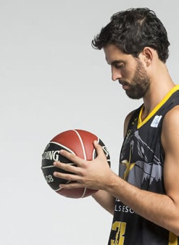Javi Beirán consigue el récord de asistencias (10) de un alero en diez años