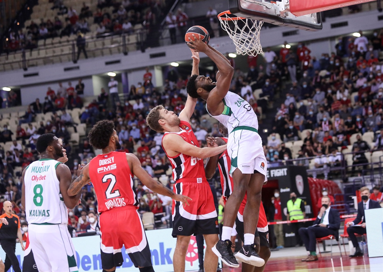 El Anadolu Efes posa su interés en Josh Nebo