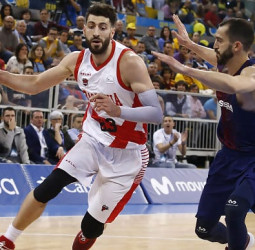 Tornike Shengelia se une al club de los 40