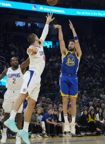 Curry y Thompson salen al rescate de los Warriors