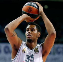 Trey Thompkins, dos años más en el Madrid
