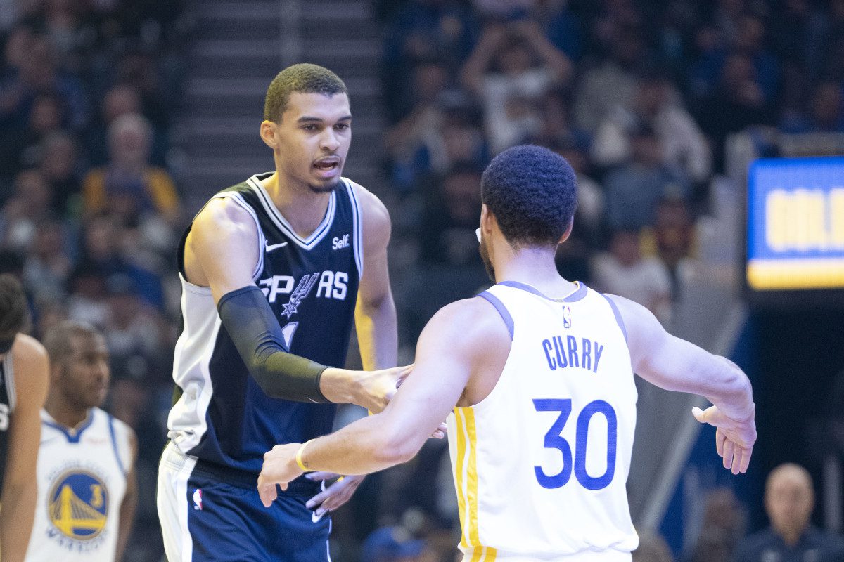 Wembanyama se exhibe ante los Warriors
