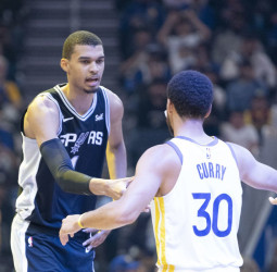 Wembanyama se exhibe ante los Warriors