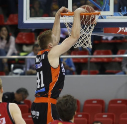 Valencia Basket acaba sufriendo para sacar la victoria de Zaragoza (75-78)