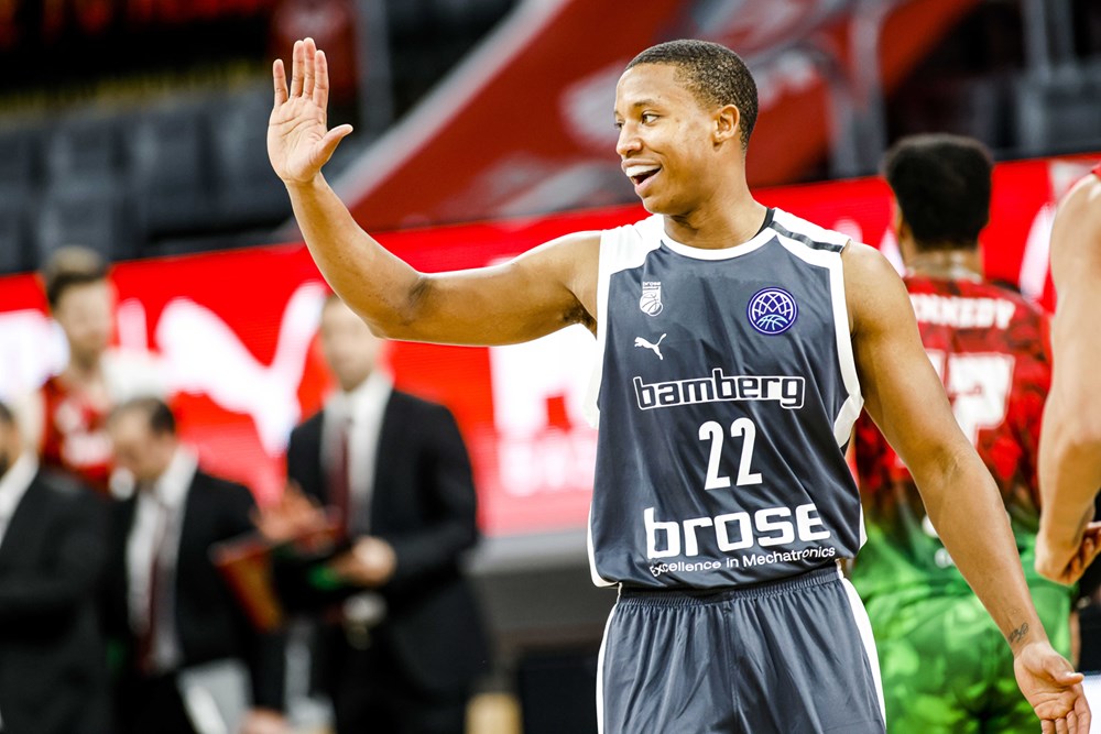 Devon Hall, cerca del Armani Milán