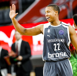 Devon Hall, cerca del Armani Milán