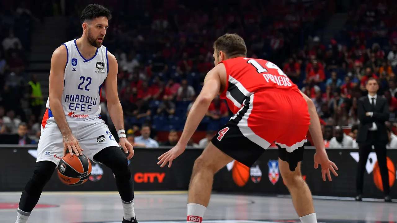 Un triple de Micic en la bocina coloca al Anadolu Efes en la final (74-77)