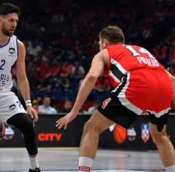 Un triple de Micic en la bocina coloca al Anadolu Efes en la final (74-77)