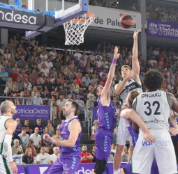 Feliz y Thomas guían a la Penya en su tercer triunfo seguido (69-75)