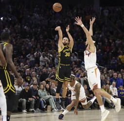 Curry apuntilla sobre la bocina a los Suns